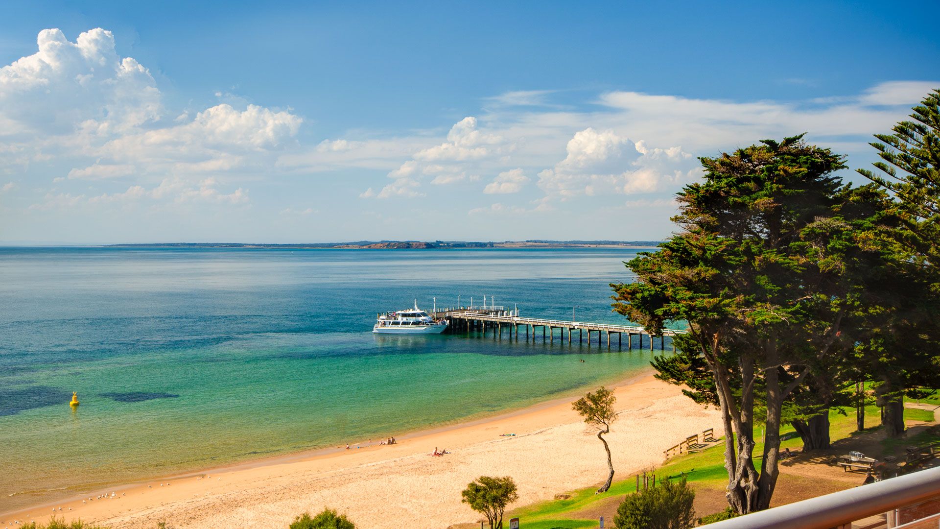 Cowes Beach (Image Credit: Phillip Island Holiday Homes)