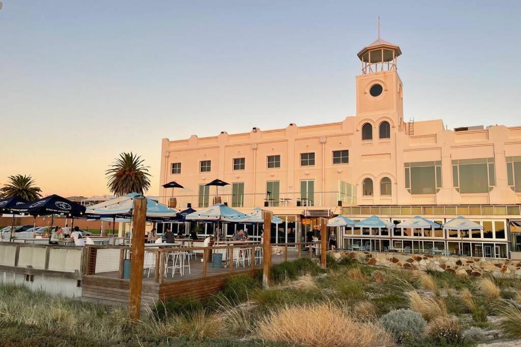 Golden hour at Seabreeze at Semaphore (Image Credit: Seabreeze at Semaphore)